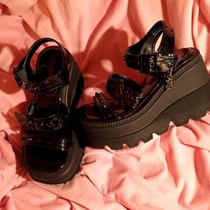 Demonia Shaker series sandal size 7 black